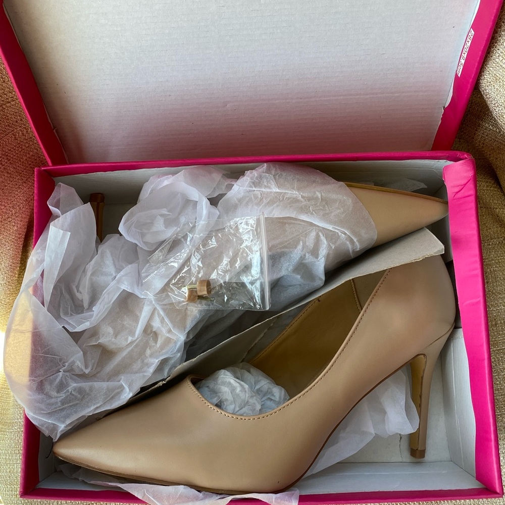 Nude Pumps - Picture 5 of 5